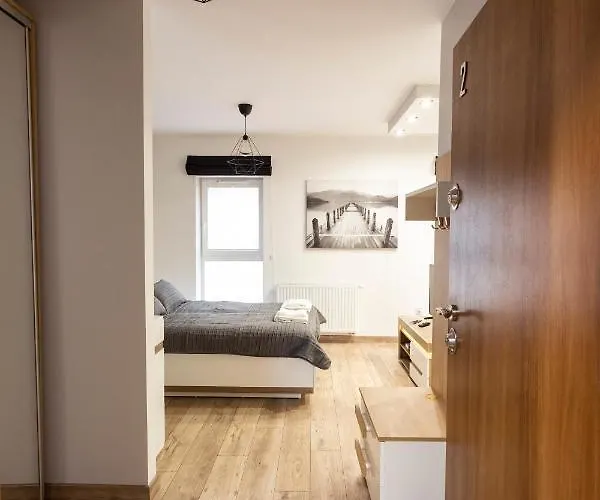 Tymon Przy Deptaku 스자브노-즈드로이