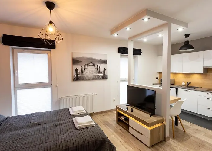 Tymon Przy Deptaku * 스자브노-즈드로이